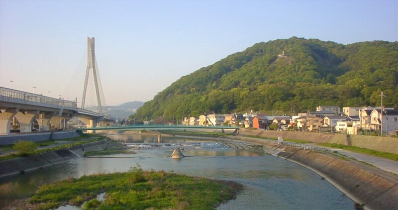 大阪、兵庫県境呉服橋からみる猪名川と五月山