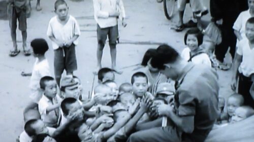 進駐軍のジープに群がる戦後の子どもたち