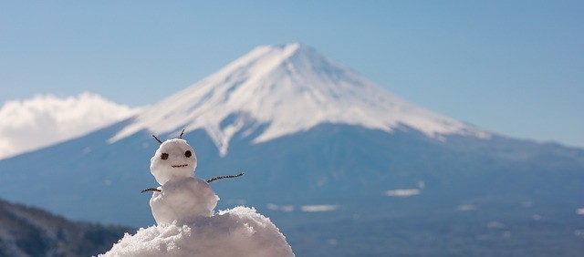 富士山、手前に小さい雪だるま