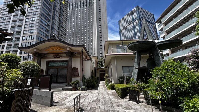 正面に澄泉寺、右に正福寺、左に林誓寺がある