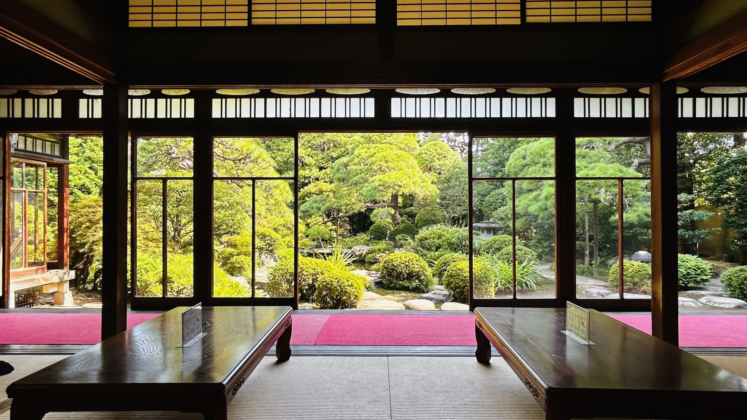 座敷から見る山本亭庭園