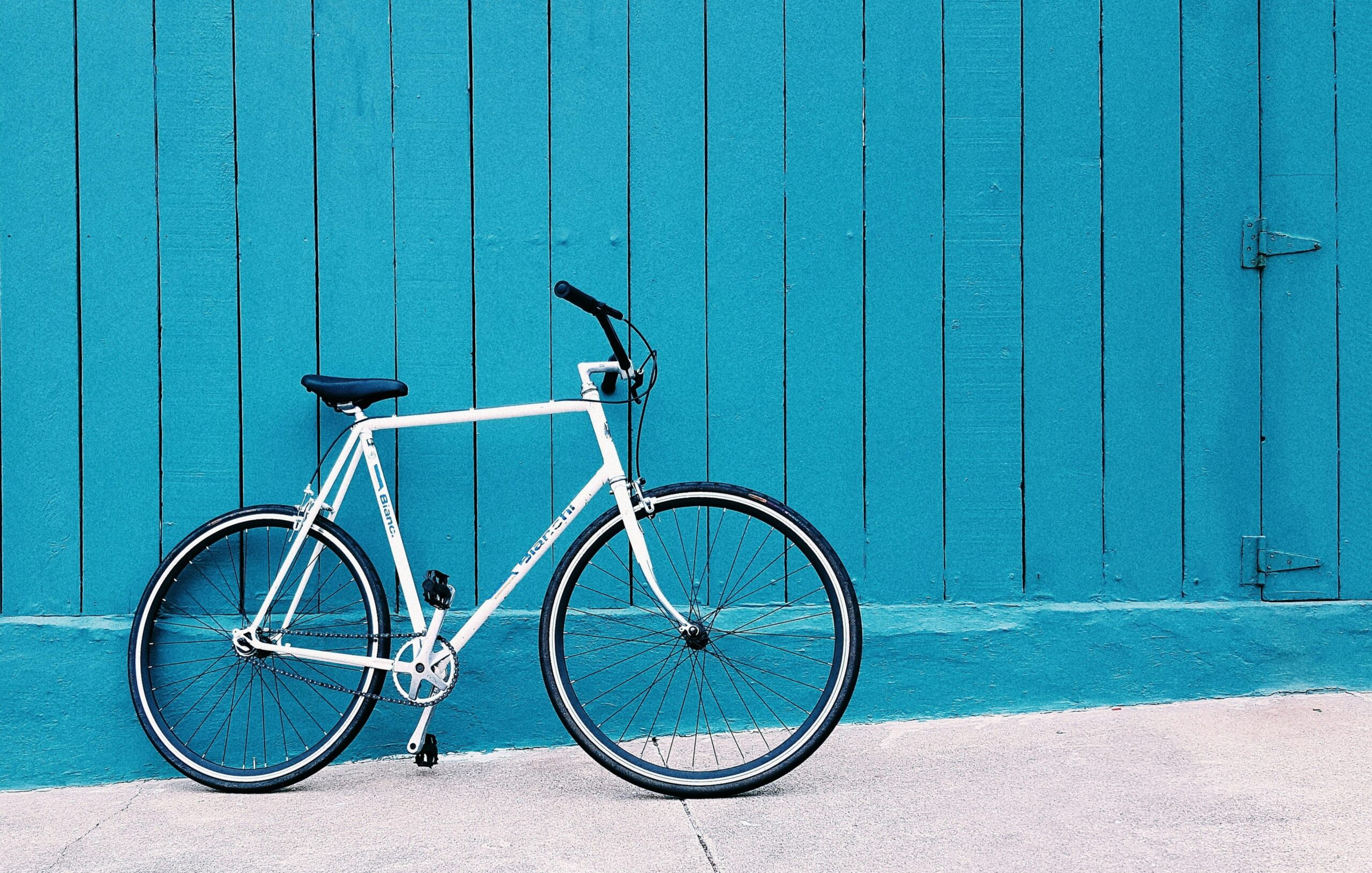 青いバックの白い自転車
