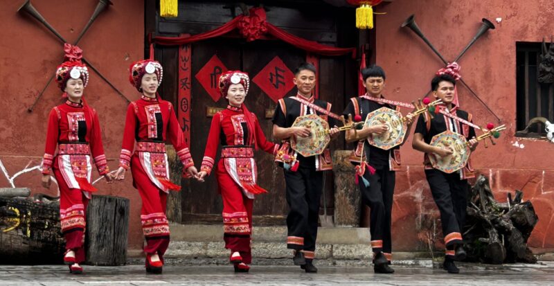 彝族の踊り（雲南民俗村にて）