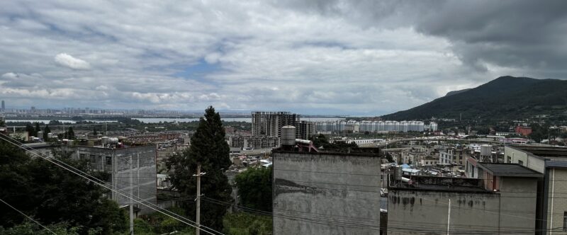 滇池と西山を望む