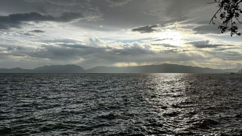 滇池東岸から西山を望む