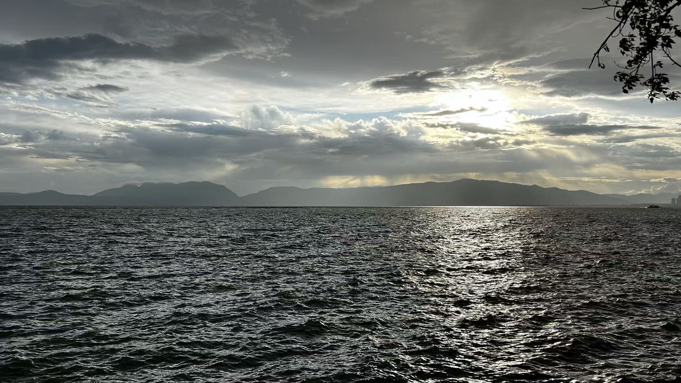 滇池東岸から西山を望む