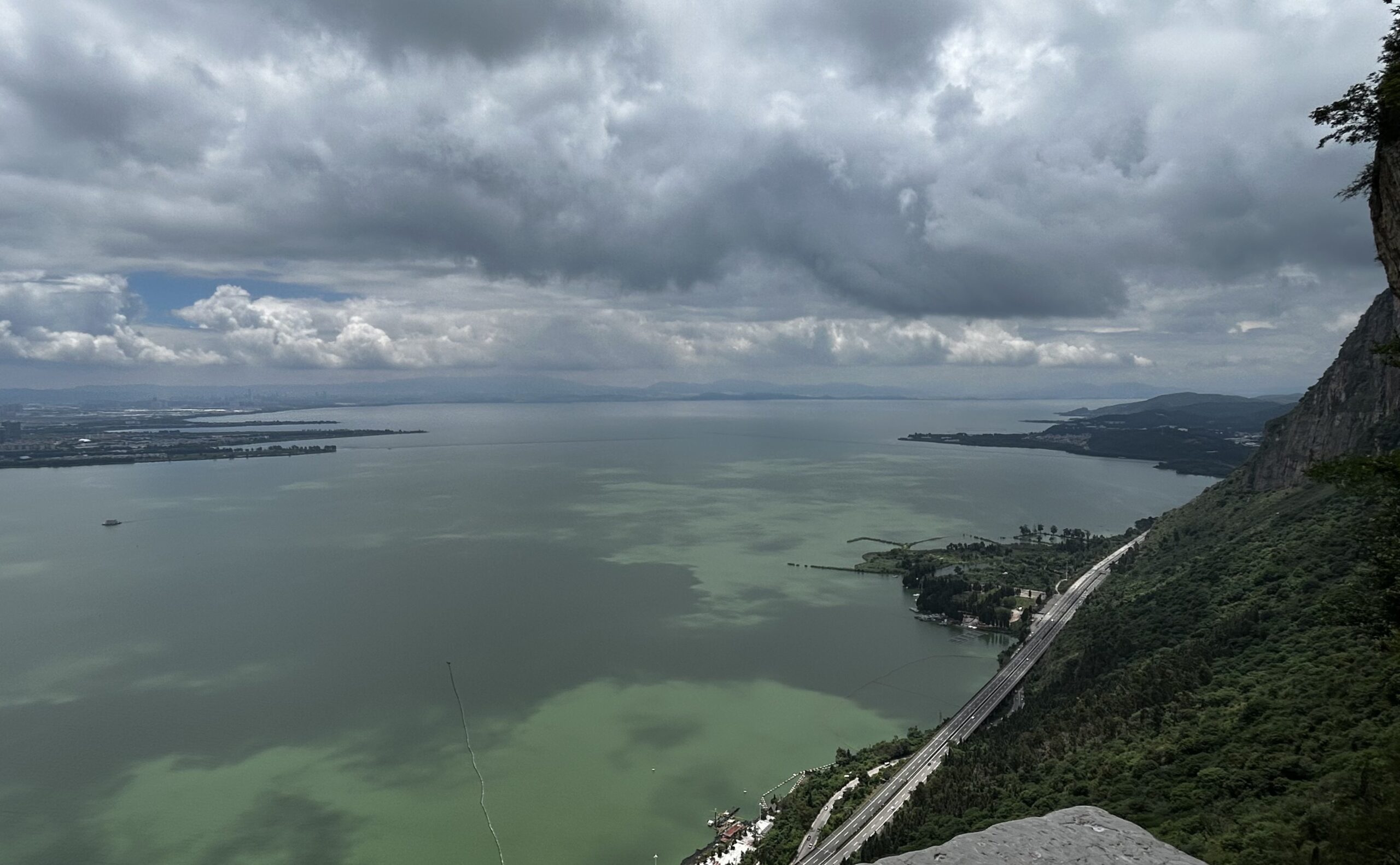 龍門から石寨山を望む