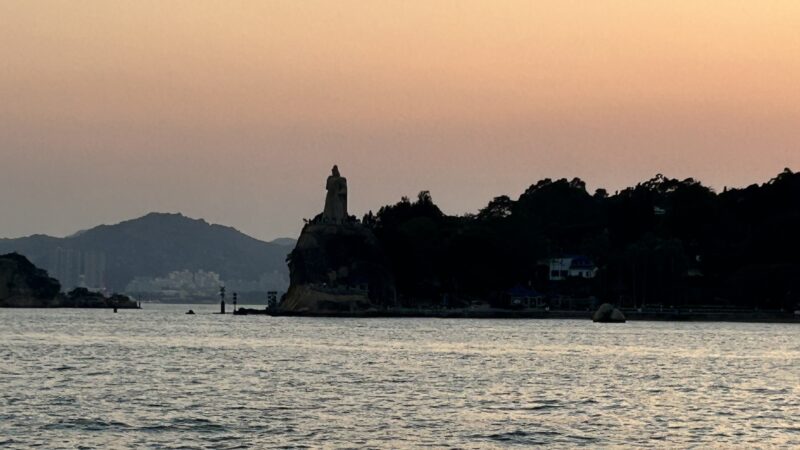 厦門島側からコロンス島鄭成功石像を望む