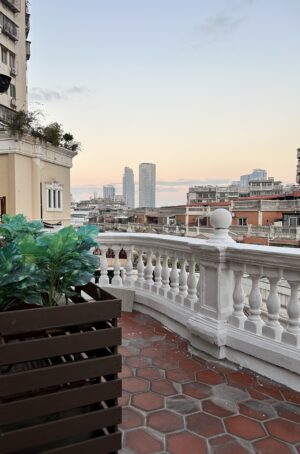 ホテルの部屋には広めのバルコニーがついていた