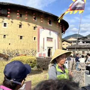 現地ガイドの説明を受ける