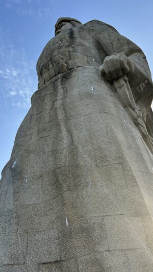 台湾を見つめる鄭成功像