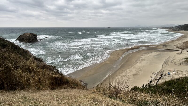 暗雲垂れ込める冬の白兎海岸