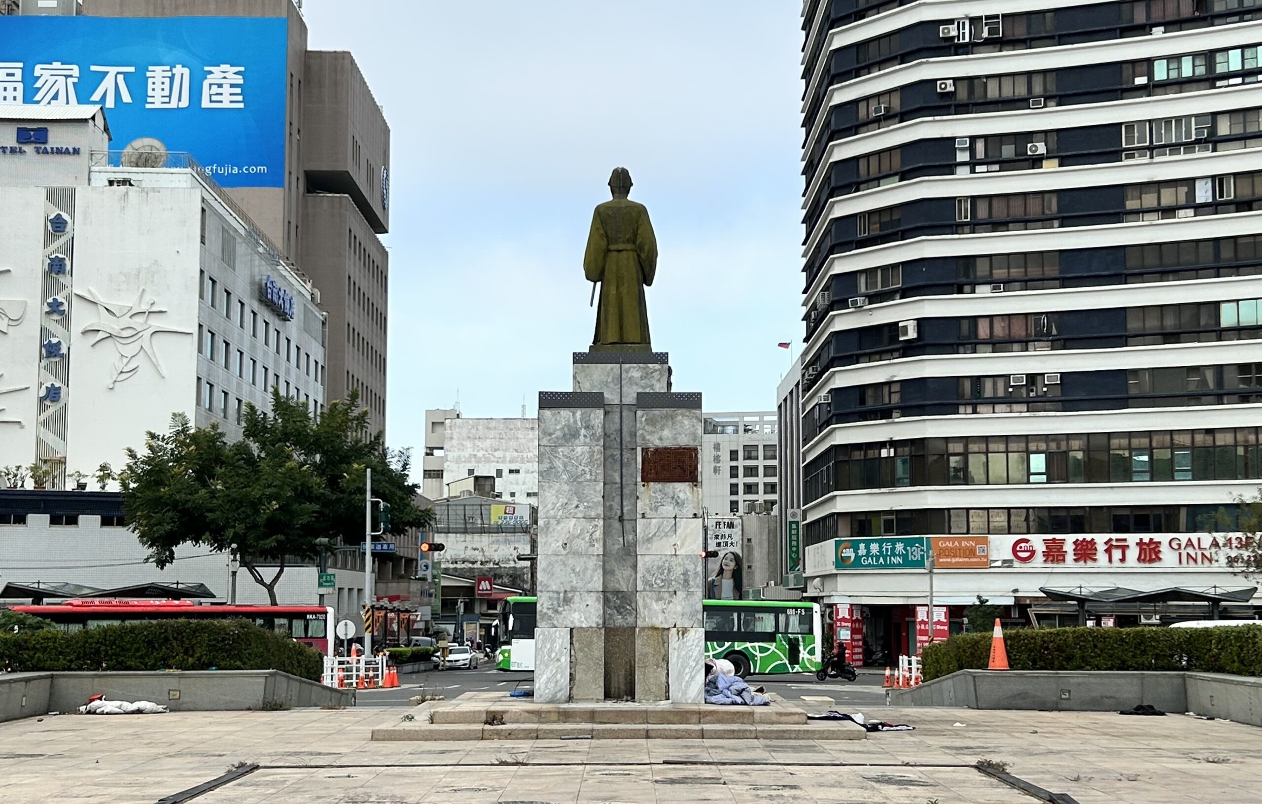 台南駅前鄭成功像