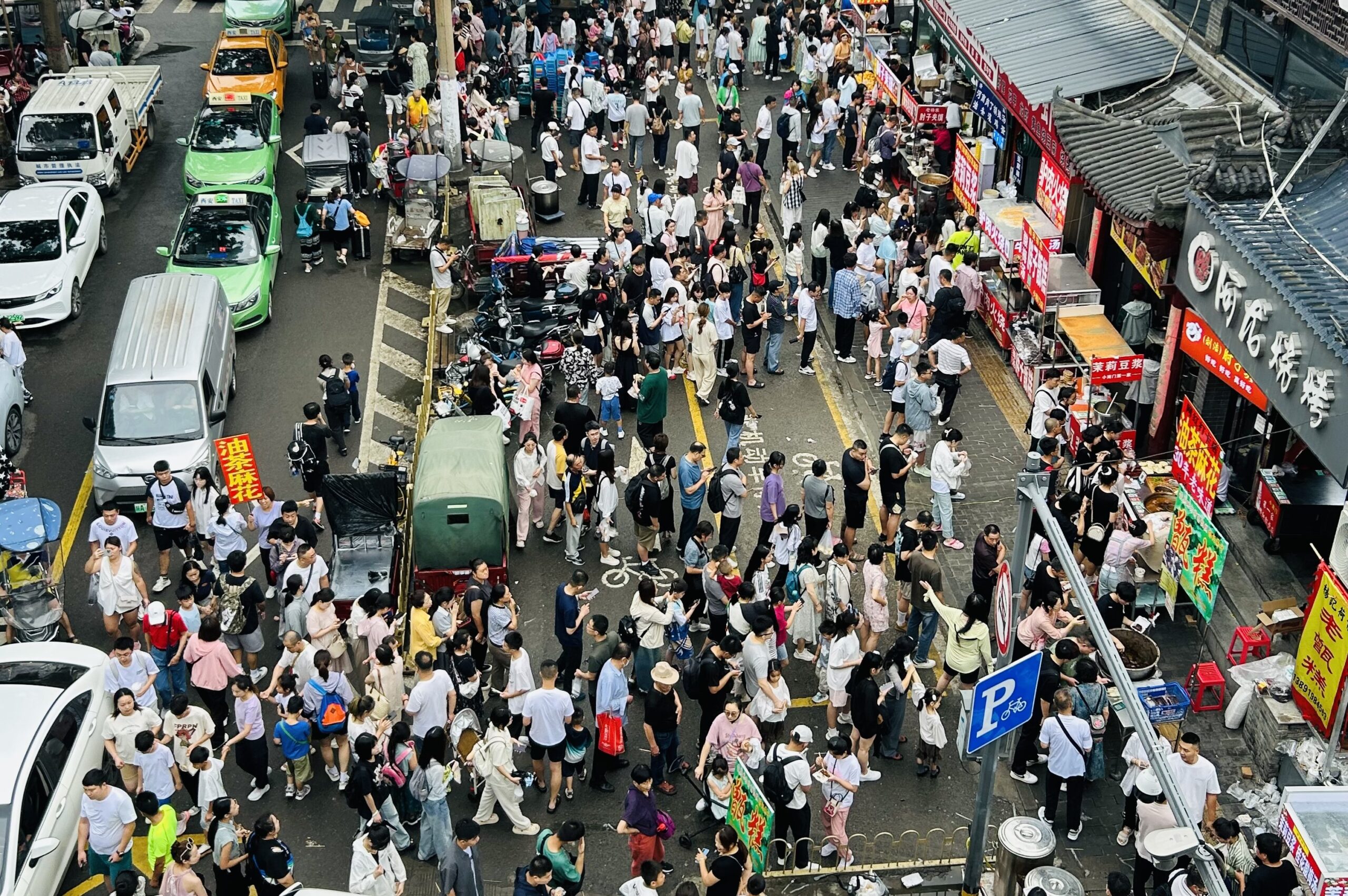 城壁の上から見る西安朝市