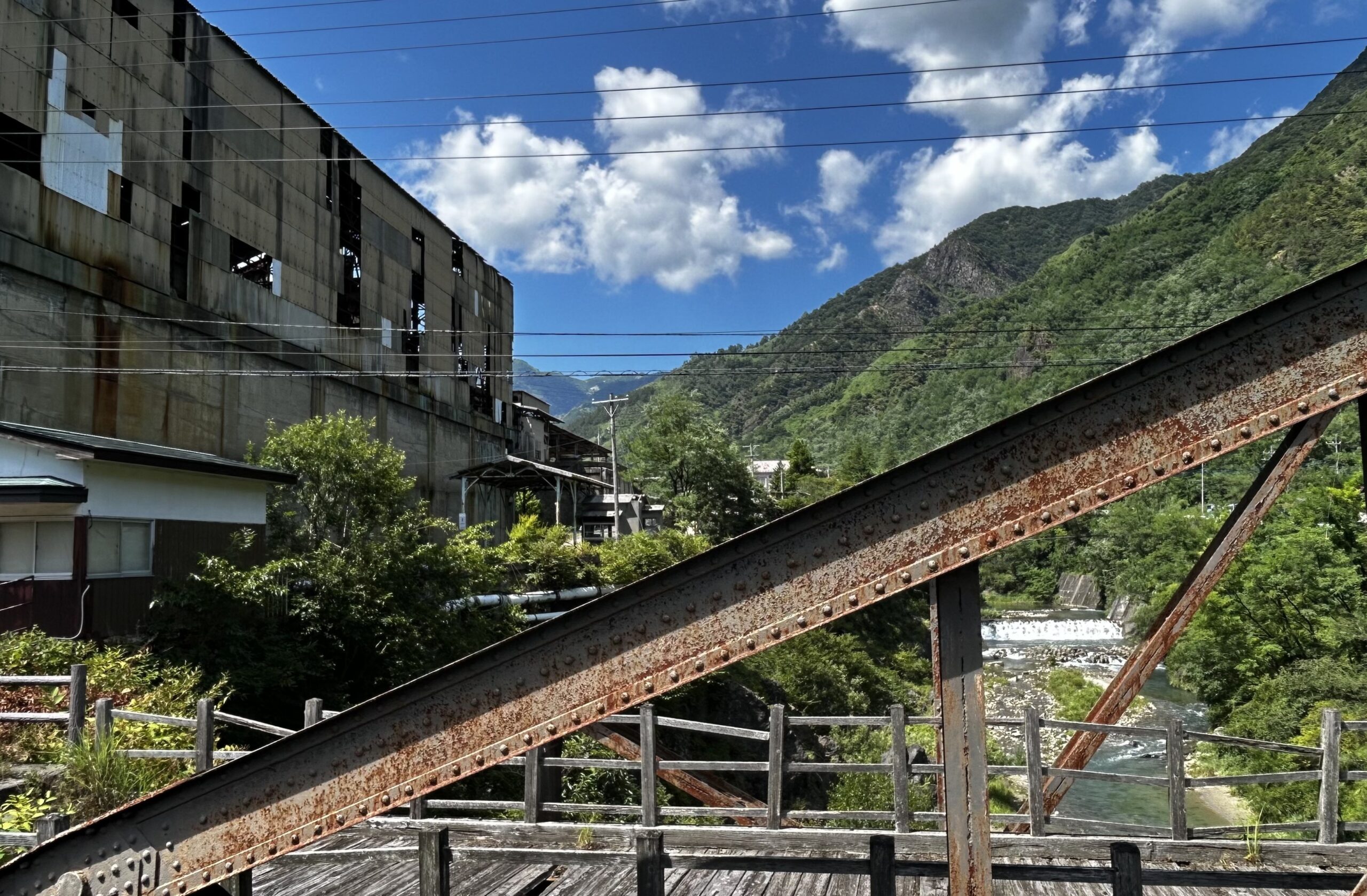足尾銅山跡と渡良瀬川